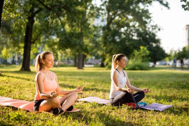 Birlikte yoga yaparken