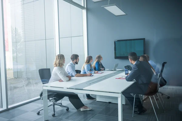 Kijken naar presentatie in een vergaderruimte — Stockfoto