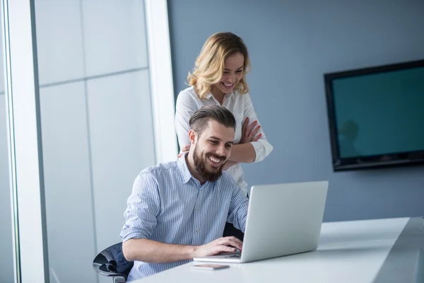 Trabalhando em um computador juntos — Fotografia de Stock