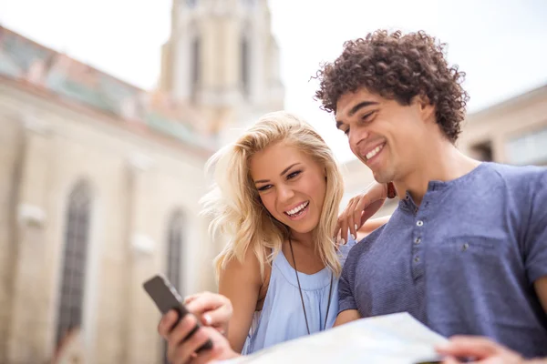 Pareja viajando juntos — Foto de Stock