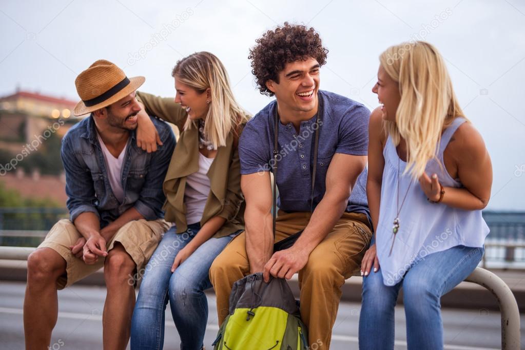 Радостные дети. Четверо разных. Дети разных возрастов. Котята разных пород. Жених.