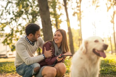 Onların köpekle oynamayı
