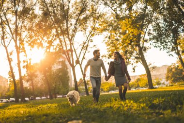 Onların köpekle oynamayı