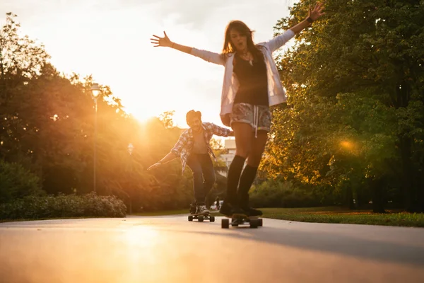 Guida di un longboard — Foto Stock