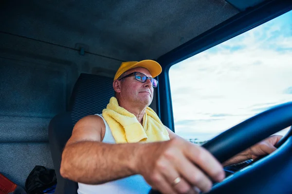 Condução de um caminhão — Fotografia de Stock