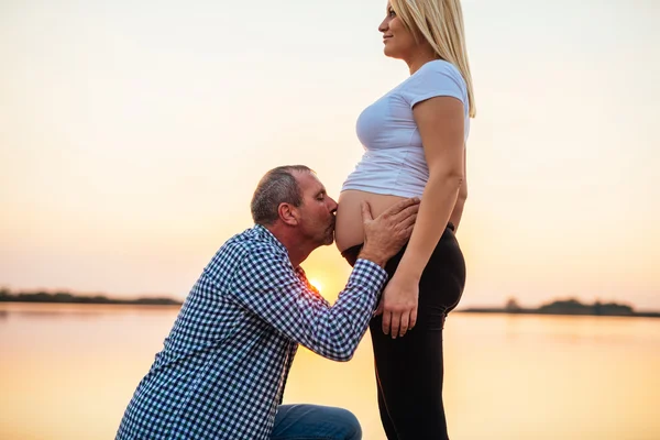 Líbání těhotné bříško — Stock fotografie