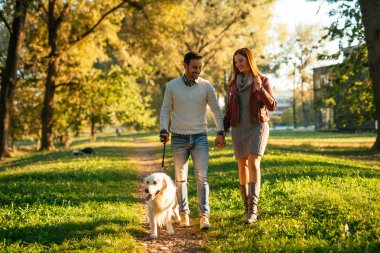 Parkta bir yürüyüş zevk