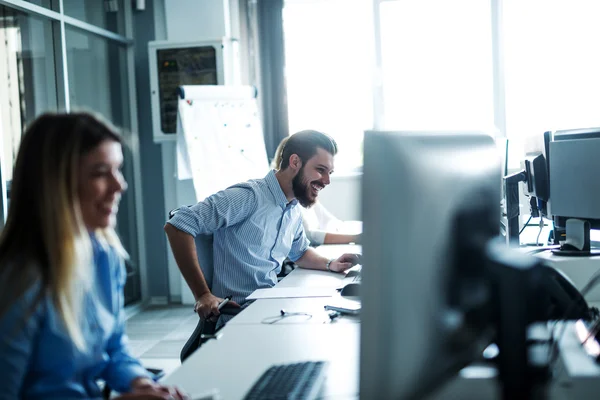 Werken met een glimlach — Stockfoto