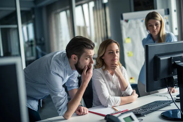 Sessione di brainstorming in un ufficio — Foto Stock