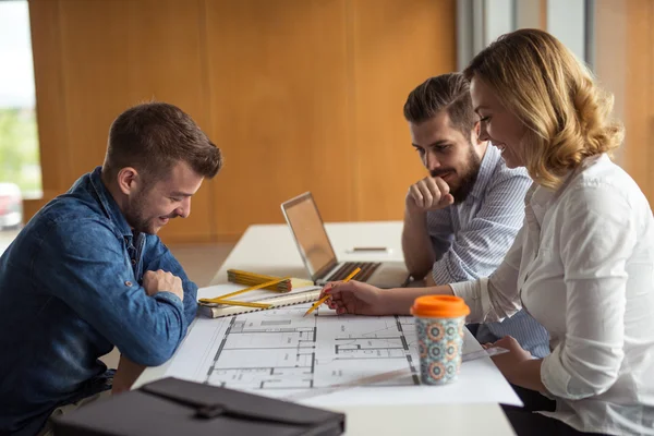 Trabajando en un plan de construcción — Foto de Stock