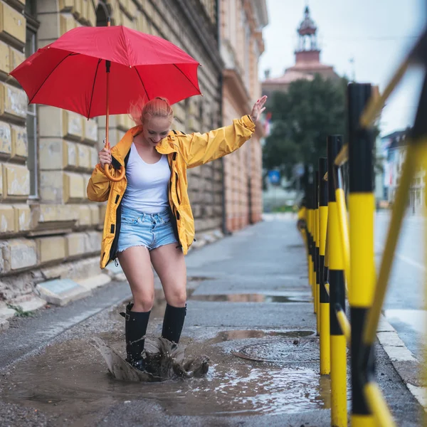 Springen in een plas — Stockfoto