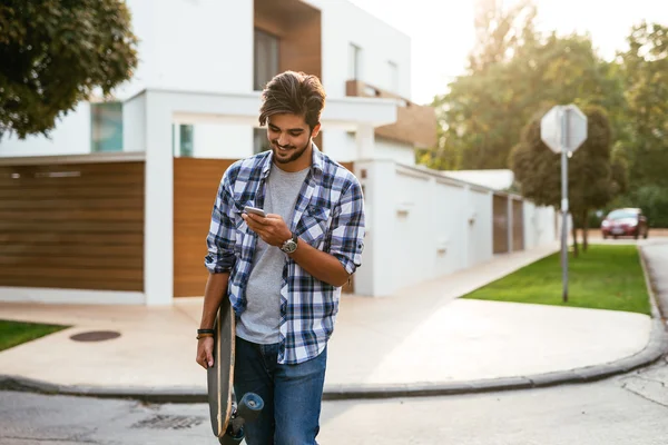 Man texting outdoors — Stock Photo, Image
