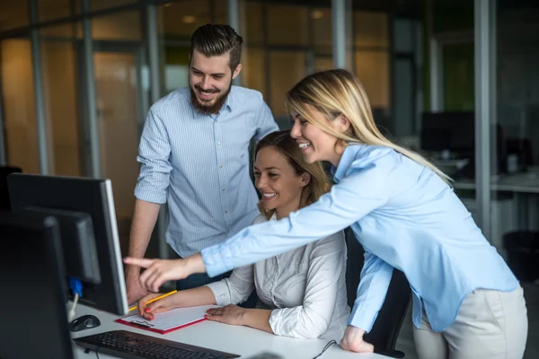 Collega's samen te werken — Stockfoto