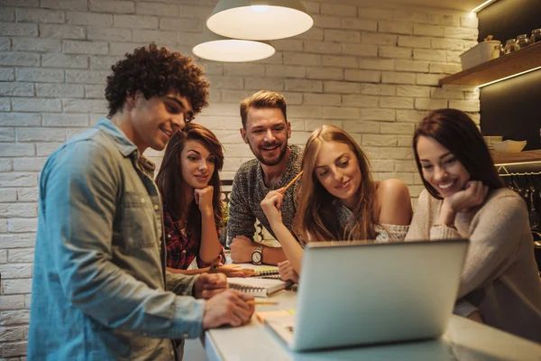 Trabajando en equipo — Foto de Stock