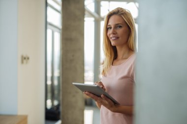 Bir tablet üzerinde çalışan