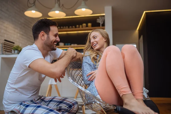 Compartir momento tierno en casa — Foto de Stock