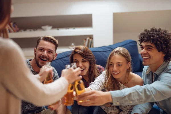 Maken van een toast — Stockfoto