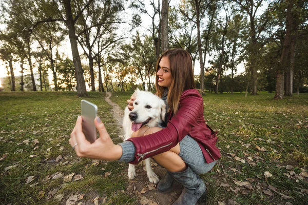 Making a selfie with her pet — Φωτογραφία Αρχείου