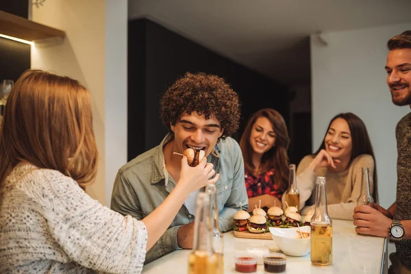 Desfrutando de junk food — Fotografia de Stock