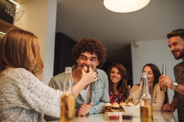 Erkek arkadaşı besleme