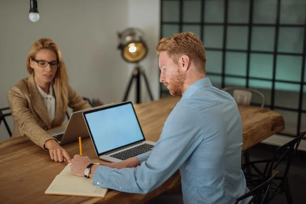 Samenwerking tussen collega 's — Stockfoto