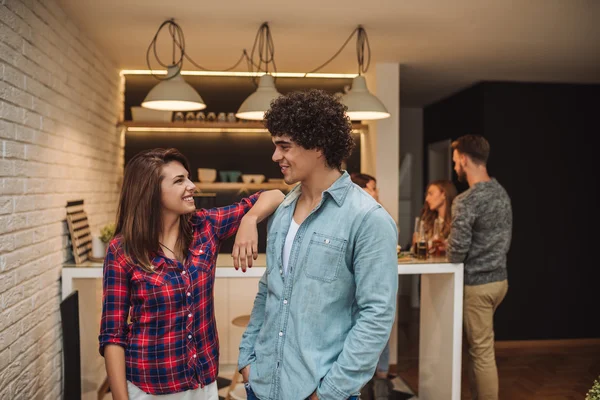 Relajarse juntos en casa — Foto de Stock