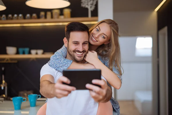 Haciendo una selfie juntos — Foto de Stock