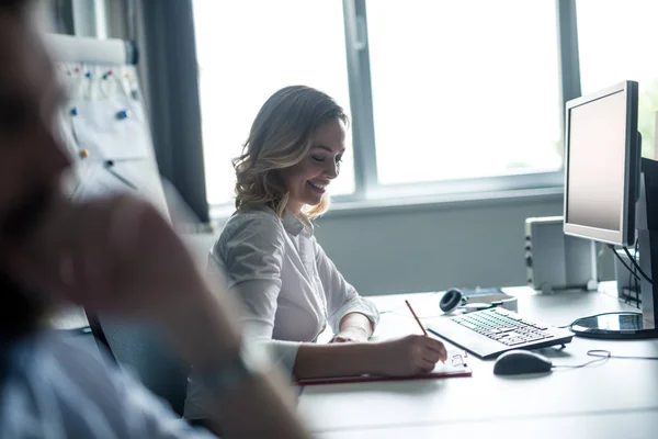 Zakelijke notities te maken — Stockfoto