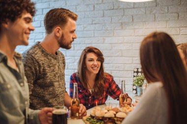 Arkadaş grubu bira içmek