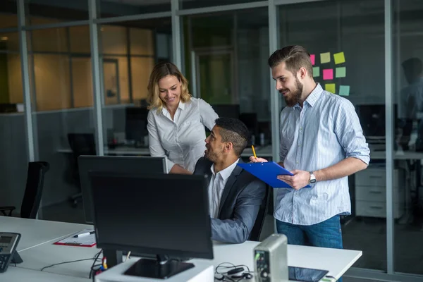 Samenwerken aan een project — Stockfoto