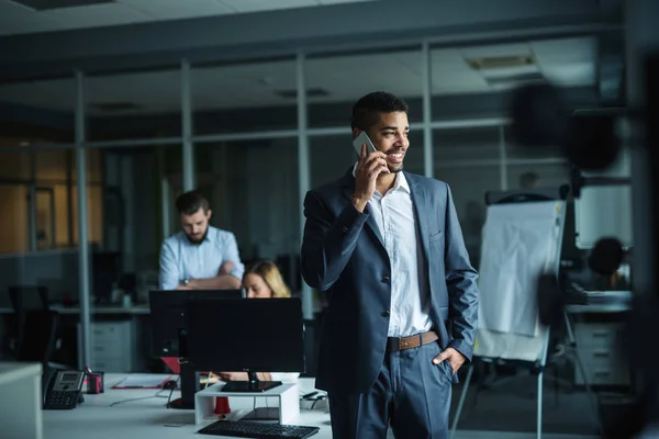 Talking with customers — Stock Photo, Image