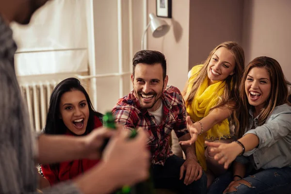 Tomando algo de cerveza —  Fotos de Stock