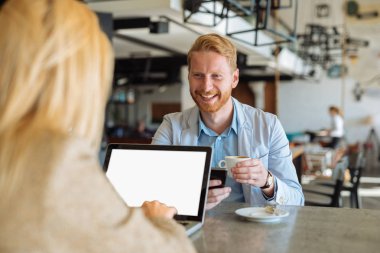 Meslektaşları ile kahve saati