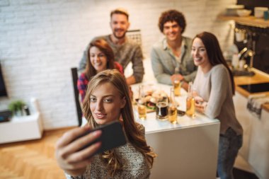 Arkadaş grubu selfie yapma