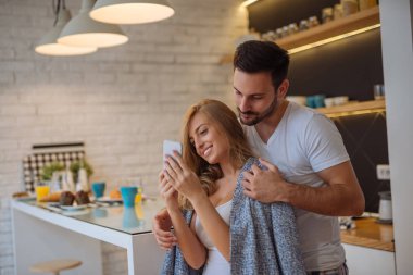 Erkek arkadaşı ile Selfie