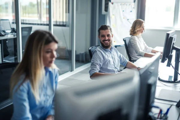 Positive Bürostimmung — Stockfoto