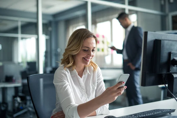 Texting com clientes — Fotografia de Stock