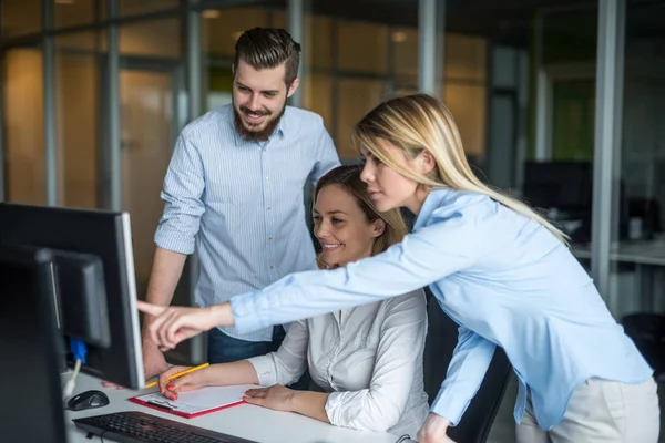 Equipe de negócios trabalhando duro — Fotografia de Stock