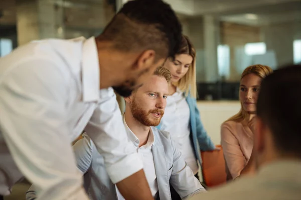 Brainstorming business team — Stock Photo, Image