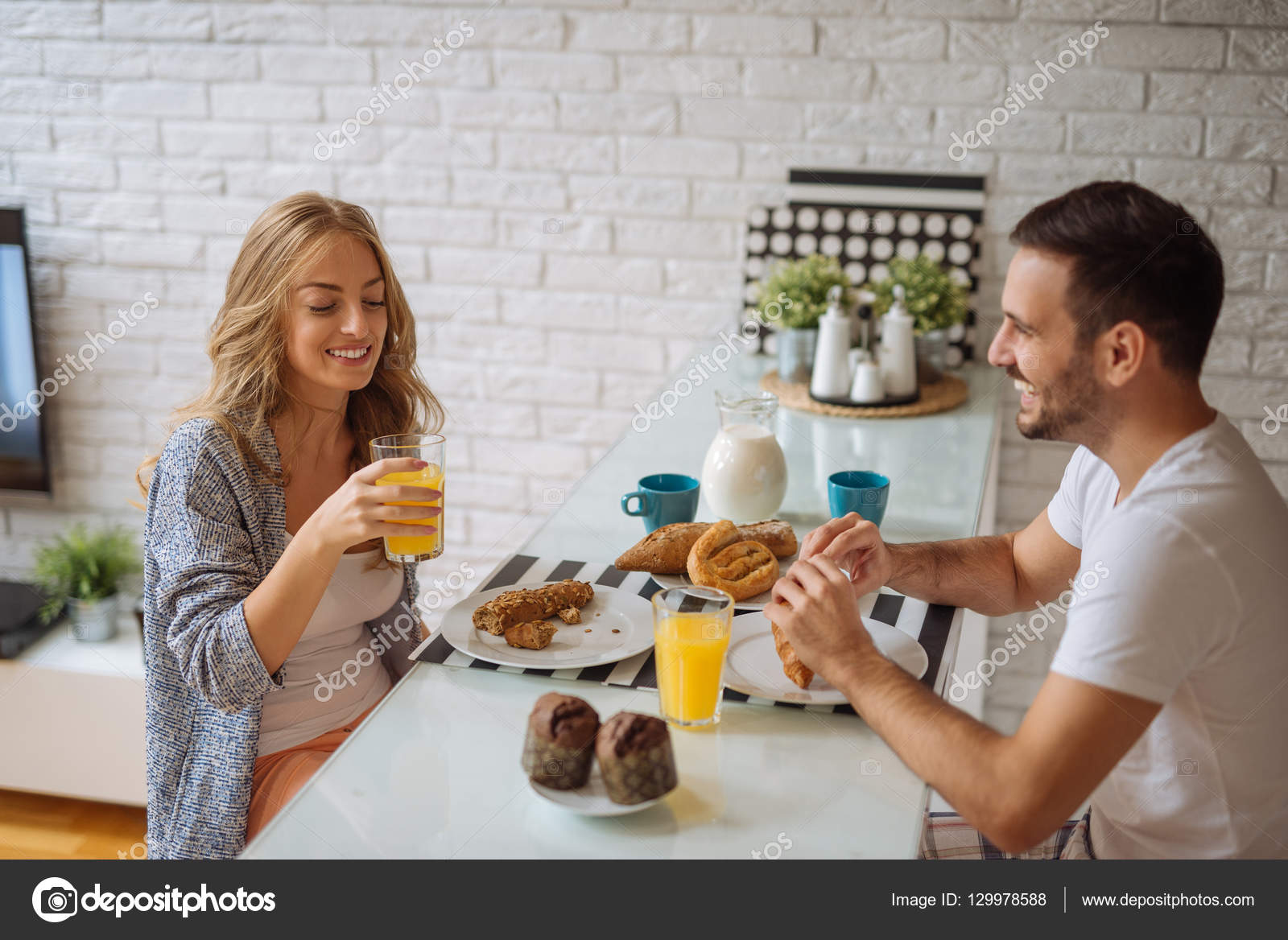 Семейные пары утром. Пара завтракает. Мужчина и женщина завтракают вместе. Парень и девушка завтракают. Человек завтракает.