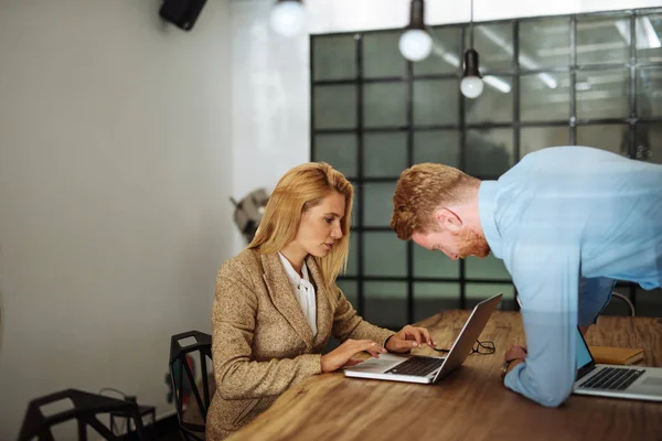 Teamwork in the office — Stock Photo, Image