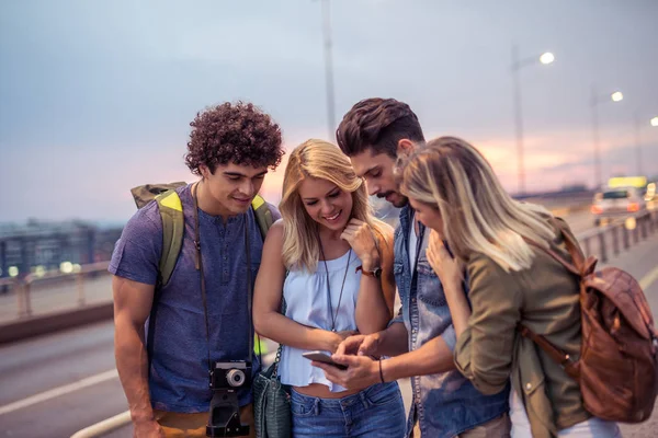 Podívejte se na mobilní telefon — Stock fotografie