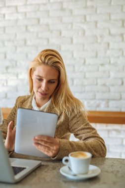 Bir tablet üzerinde çalışan