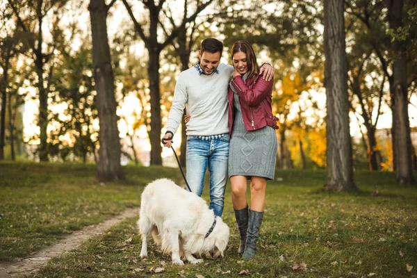 Para, spacery z psem — Zdjęcie stockowe