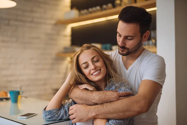 Disfrutando de un abrazo — Foto de Stock