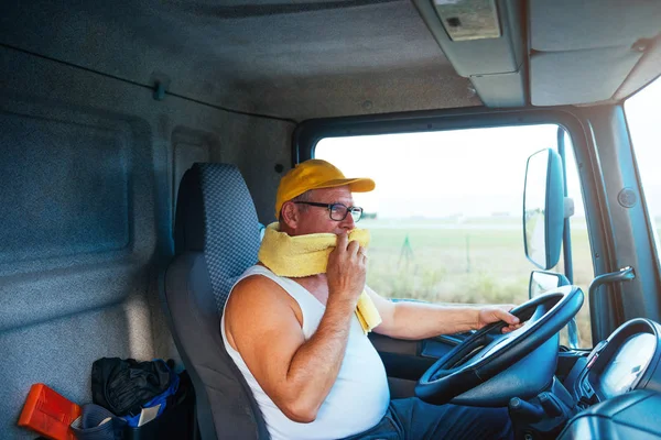 Человек за рулем грузовика — стоковое фото