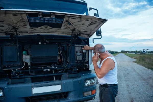 Пытаясь починить грузовик — стоковое фото