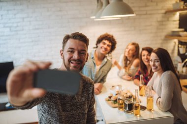 Bir selfie birlikte yapma arkadaşlar