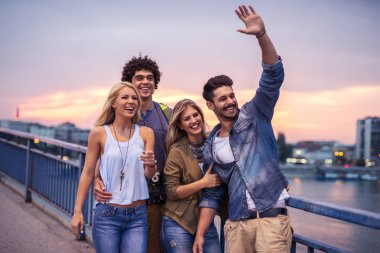 Gün batımı yürüyüşe zevk turist