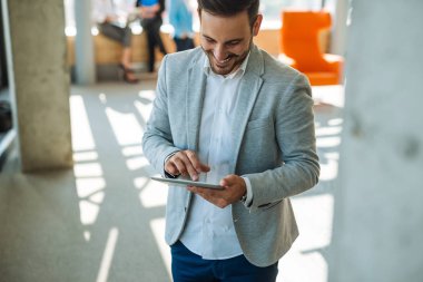 Kendine güvenen genç işadamı